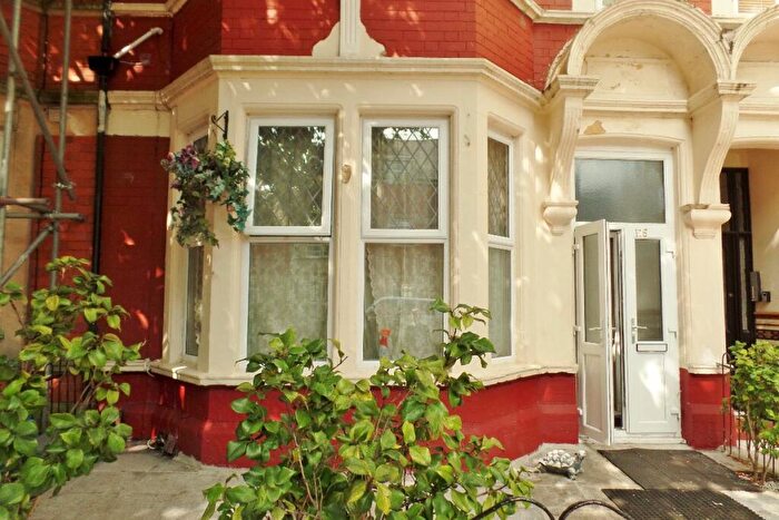 Flat To Rent In Albany Road, Cardiff, CF24