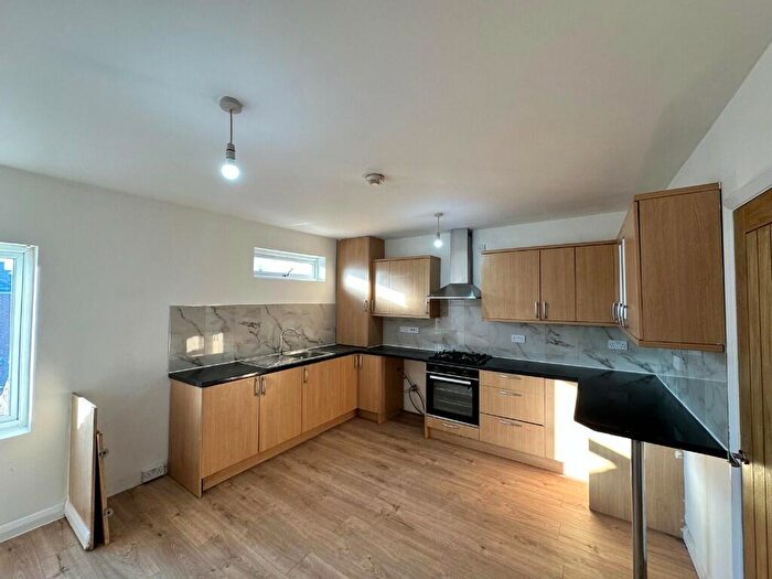 2 Bedroom Flat To Rent In Hickings Lane, Nottingham, Nottinghamshire, NG9