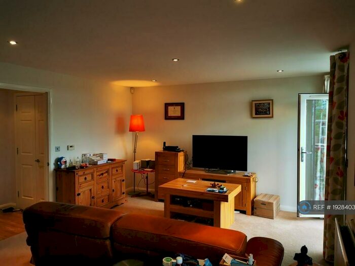 2 Bedroom Flat To Rent In Waterside, Solihull, B90