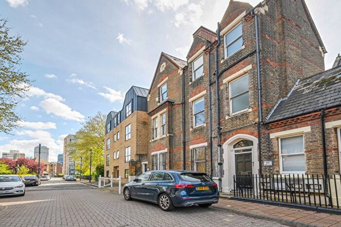 2 Bedroom Flat For Sale In St Saviours Court, Tower Hamlets, London, E14