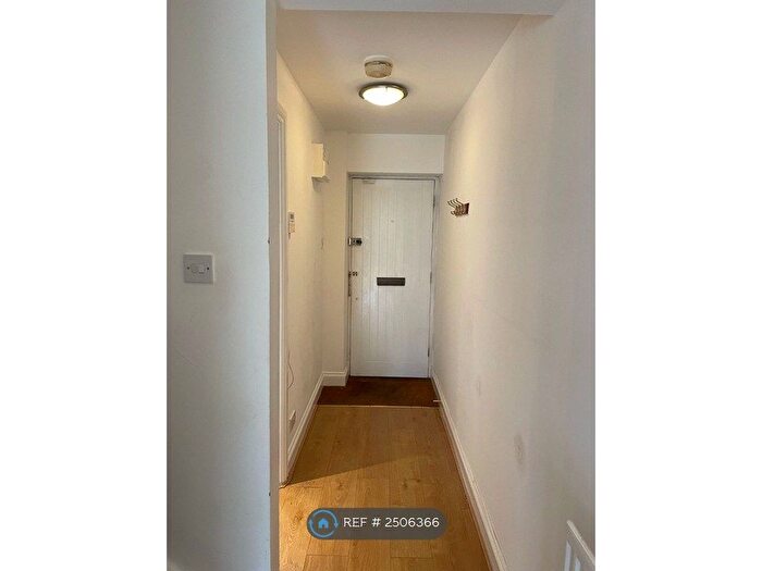 2 Bedroom End Of Terrace House To Rent In Woodside Green, London, SE25