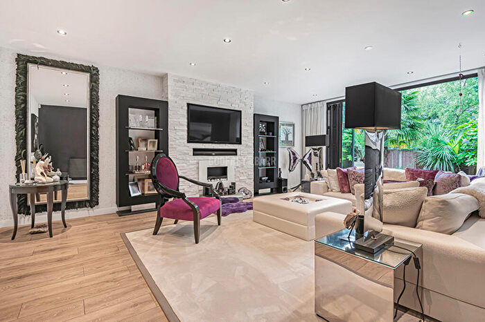 4 Bedroom Semi Detached House For Sale In Mill Hill Village, NW7