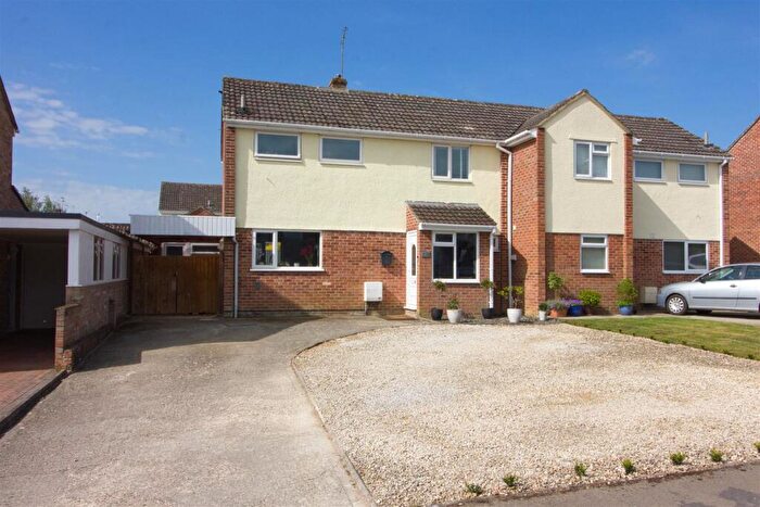 3 Bedroom Semi-Detached House For Sale In White Lion Park, Malmesbury, SN16
