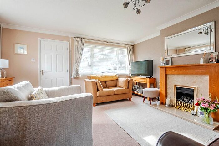3 Bedroom End Of Terrace House For Sale In Cookfield Close, Dunstable, Bedfordshire, LU6