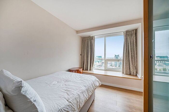 3 Bedroom Flat To Rent In Grosvenor Road, Westminster, London, SW1V