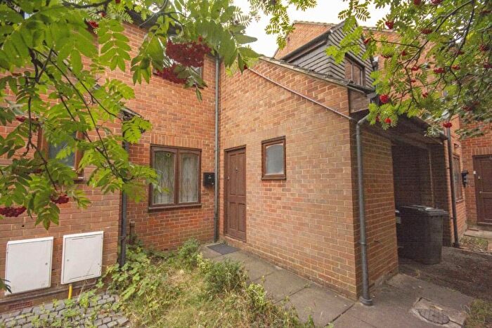 5 Bedroom Semi-Detached House To Rent In Wheatley Close, London, NW4