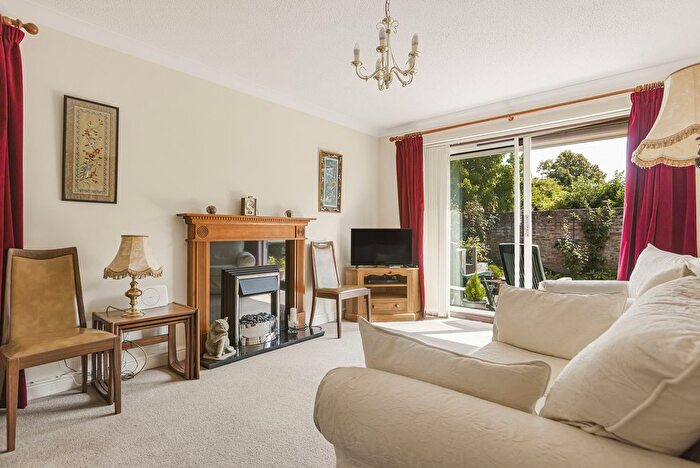 2 Bedroom Bungalow For Sale In Manor Court, Abingdon, OX14