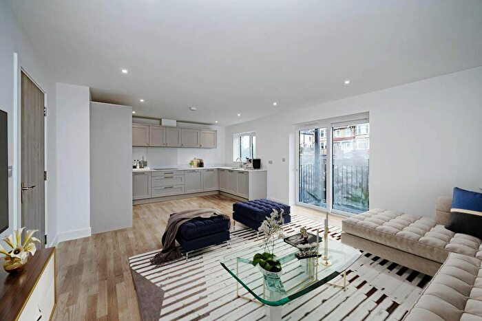 2 Bedroom Apartment For Sale In West Wycombe Road, High Wycombe, Buckinghamshire, HP12