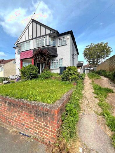 4 Bedroom Semi-Detached House To Rent In Mariners Way, Gravesend, DA11