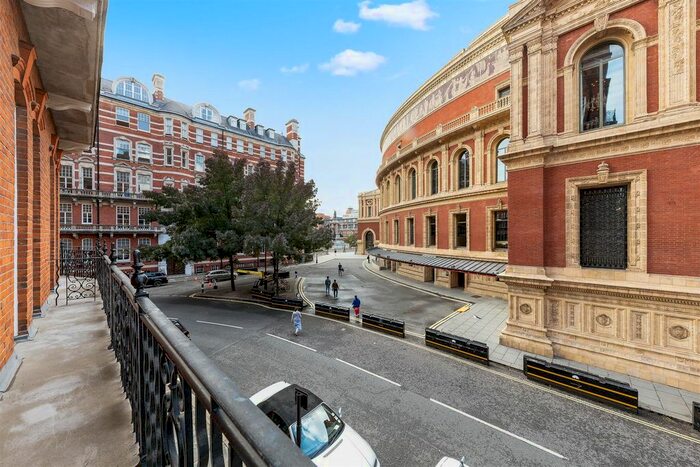 4 Bedroom Flat To Rent In Kensington Gore, London, SW7