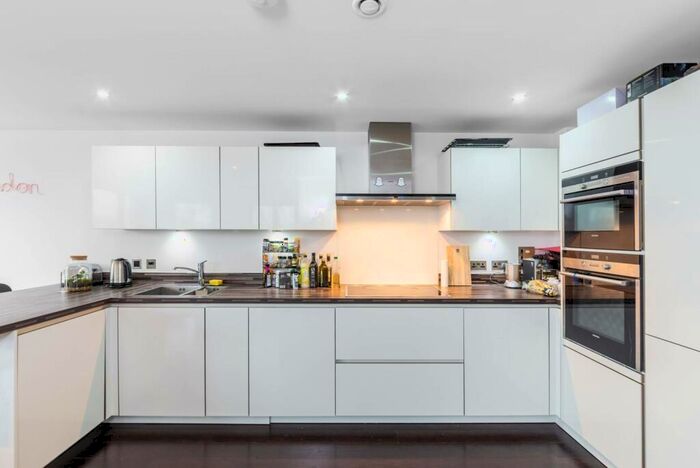 3 Bedroom Flat To Rent In Camden Road, Camden Town, London, NW1