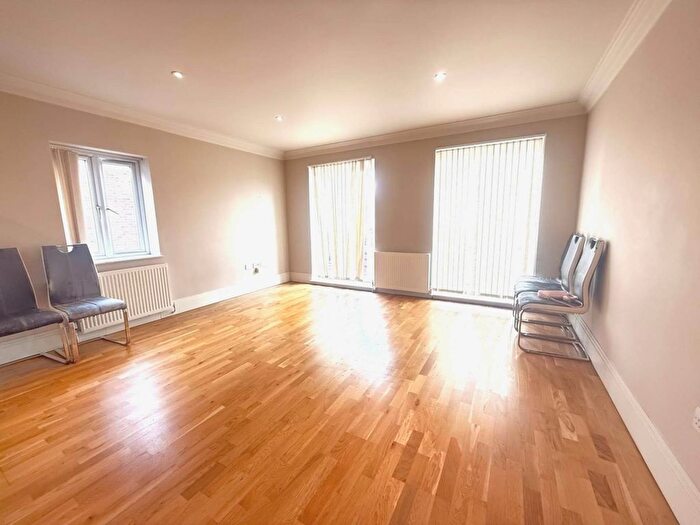 2 Bedroom Flat To Rent In Reet Gardens, Slough, SL1