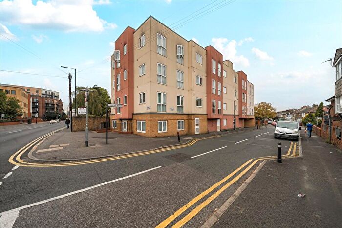 2 Bedroom Apartment For Sale In Stoke Road, Slough, Berkshire, SL2