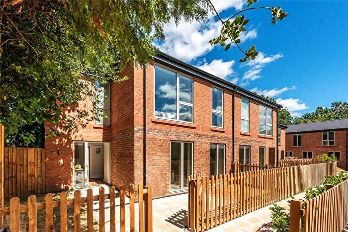 3 Bedroom End Of Terrace House For Sale In Woking, Surrey, GU22
