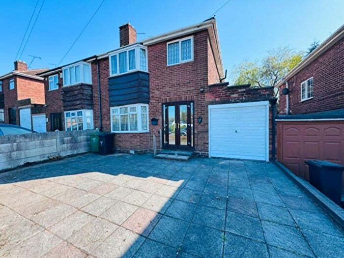 3 Bedroom Semi-Detached House To Rent In Kingswinford Road, Dudley, DY1