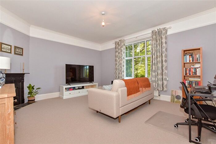 2 Bedroom Flat For Sale In Sandhurst Road, Tunbridge Wells, Kent, TN2