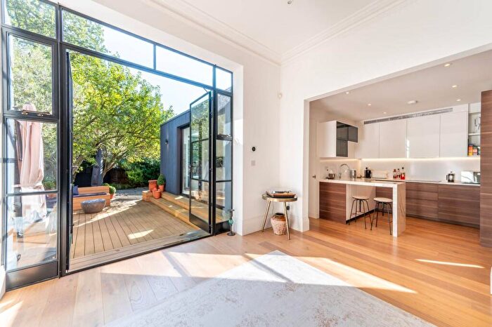 3 Bedroom Maisonette For Sale In Blenheim Gardens, Willesden Green, London, NW2