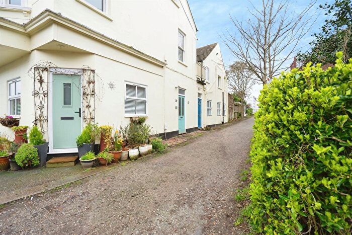 3 Bedroom Maisonette For Sale In Clifton Road, Worthing, BN11