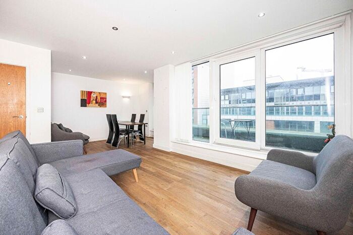 2 Bedroom Duplex To Rent In Western Gateway, Adriatic Apartments, E16