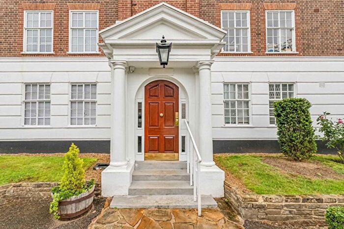 3 Bedroom Flat To Rent In Richmond Hill Court, Richmond, TW10