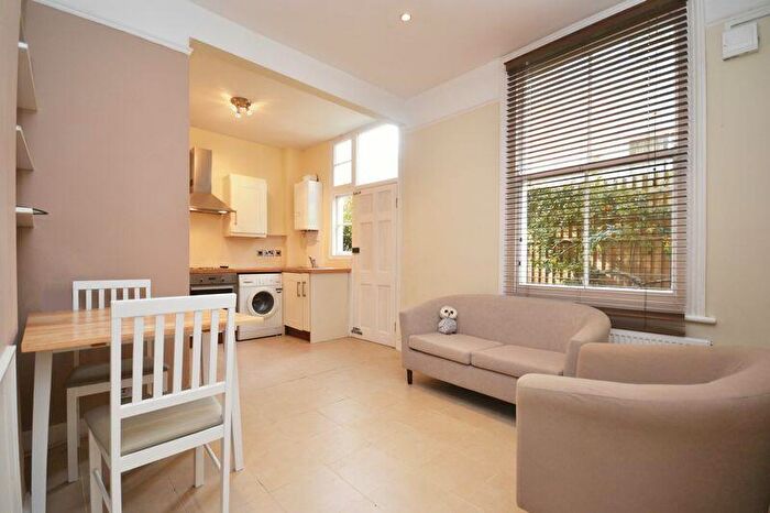 2 Bedroom Flat To Rent In Hazelbourne Road, London, SW12