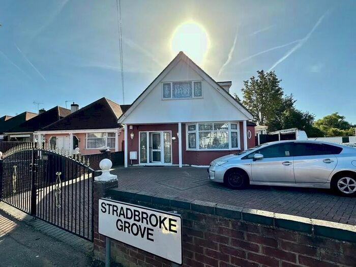 3 Bedroom Bungalow To Rent In Stradbroke Grove, Redbridge, IG5