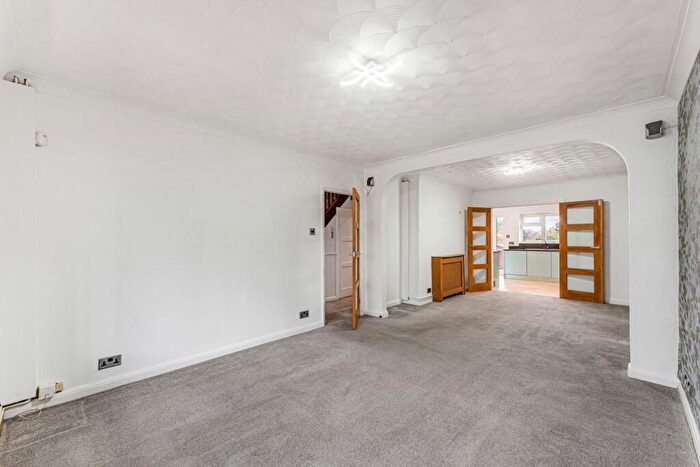 3 Bedroom Semi Detached House To Rent In Aintree Grove, Upminster, RM14