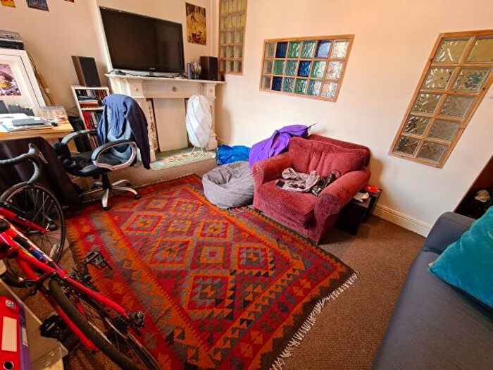 1 Bedroom House To Rent In Hyde Park Road, Leeds, LS6