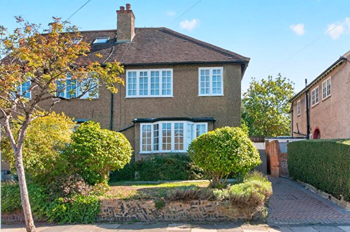 3 Bedroom Semi-Detached House For Sale In Ridgeview Road, London, N20