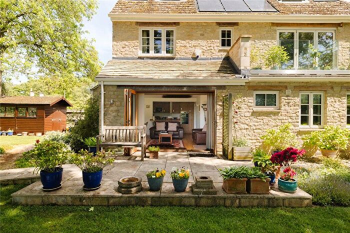 2 Bedroom Apartment For Sale In Burford Hill Mews, Burford, Oxfordshire, OX18