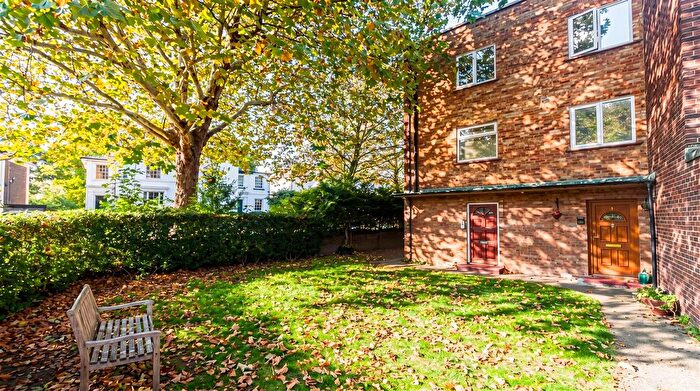 1 Bedroom Maisonette For Sale In Clifden Road, Brentford, TW8