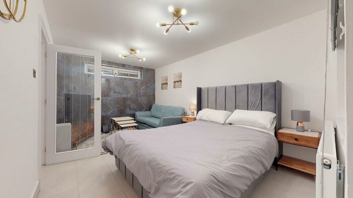 3 Bedroom Flat To Rent In Williamson Street, N7