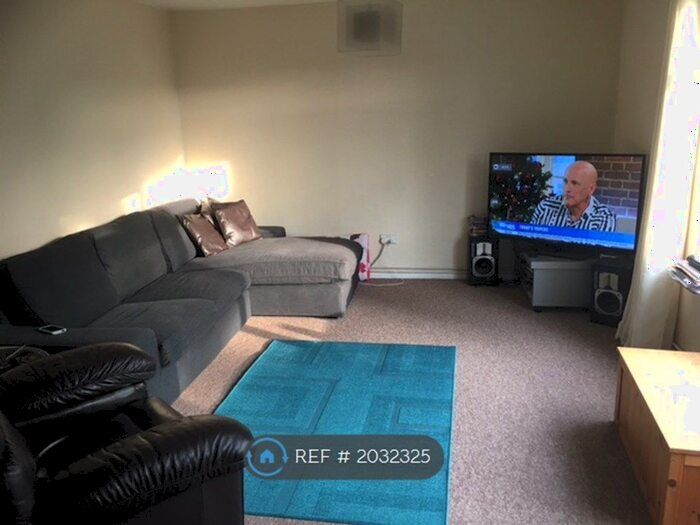 2 Bedroom Flat To Rent In Chantry Court, Frimley, GU16