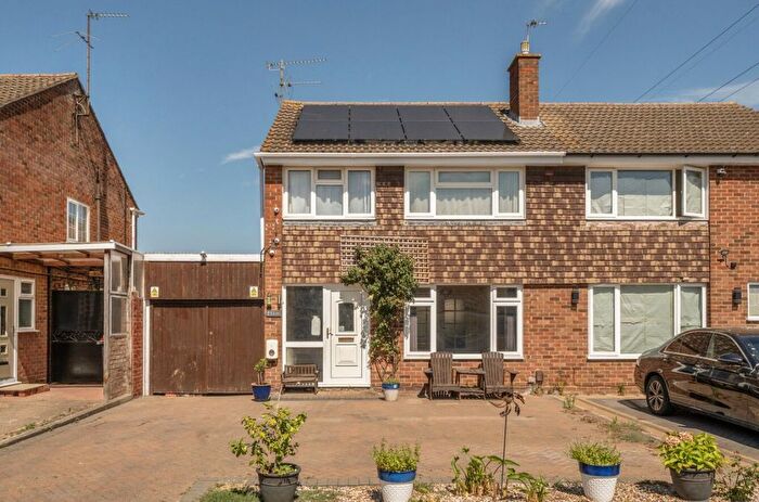 3 Bedroom Semi-Detached House For Sale In Ormesby Way, Bedford, MK40