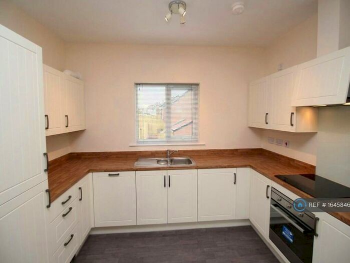 2 Bedroom Flat To Rent In Broomhouse Lane, Doncaster, DN12