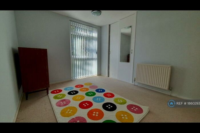 3 Bedroom Flat To Rent In Rocklands, London, N3