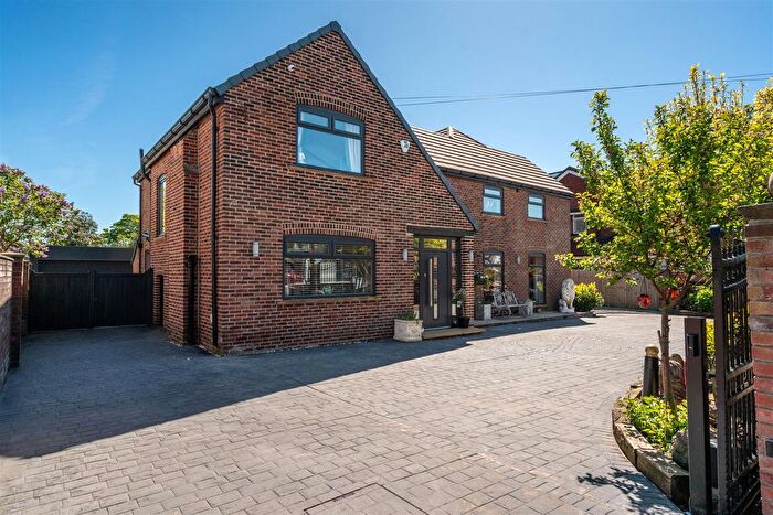 4 Bedroom Detached House For Sale In Park Avenue, Crossgates, Leeds, LS15