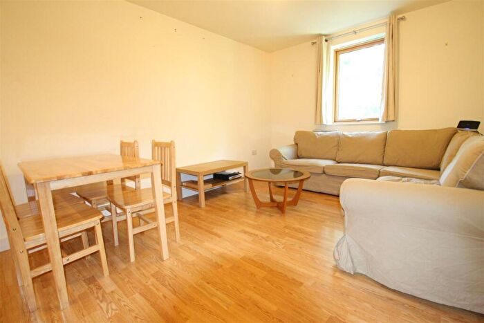 2 Bedroom Flat To Rent In Tay Court, Meath Crescent, E2