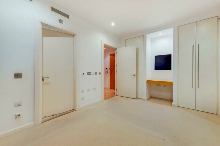 2 Bedroom Flat To Rent In Discovery Dock East, Canary Wharf, London, E14