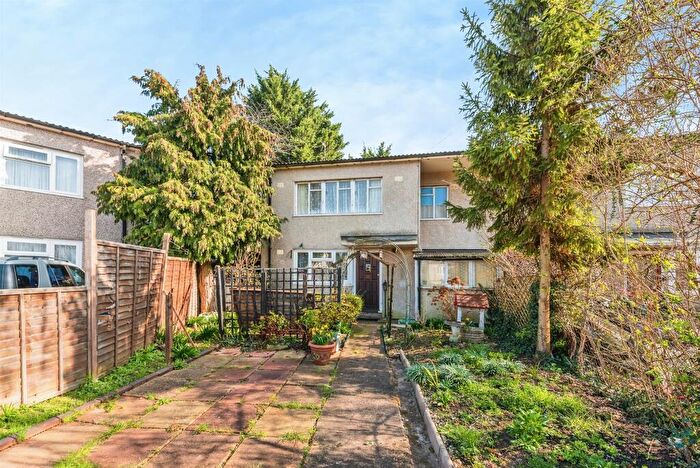 3 Bedroom Semi Detached House For Sale In Newlin Close, Oxford, OX4