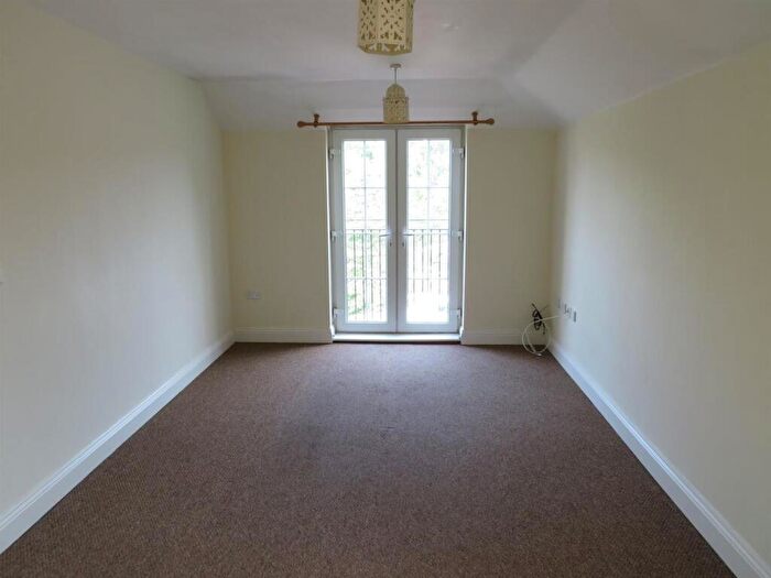 2 Bedroom Flat To Rent In Flat, Brent Court Winchester Road, Bishops Waltham, Southampton, SO32