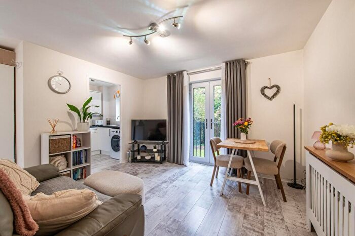 1 Bedroom Flat For Sale In Winston Close, Greenhithe, DA9