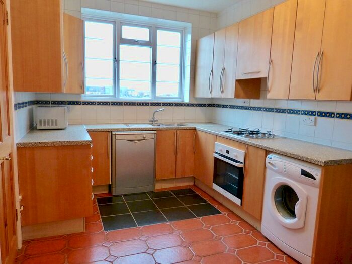 3 Bedroom Flat To Rent In Golders Green Road, London, NW11