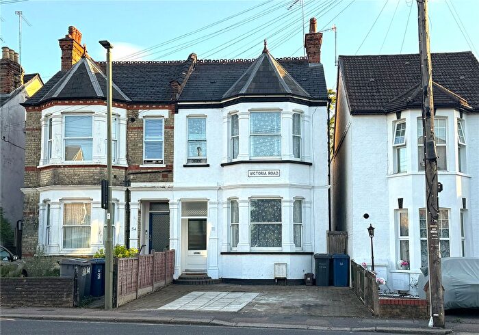4 Bedroom Semi-Detached House For Sale In Victoria Road, Barnet, EN4