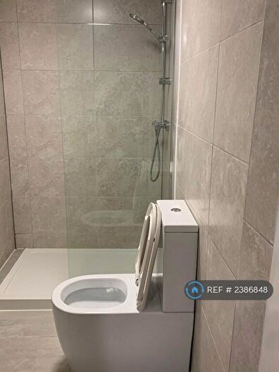 3 Bedroom Flat To Rent In Lidgett Lane, Leeds, LS17