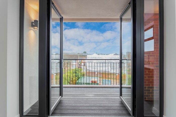 2 Bedroom Flat To Rent In Pynnacles Close, Stanmore, HA7