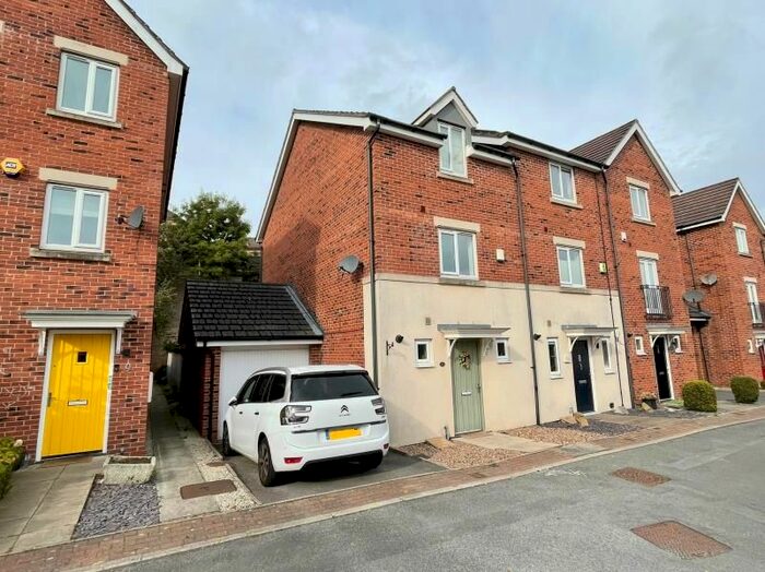 3 Bedroom Town House To Rent In Birchwood Close, Lindley, Huddersfield, HD3