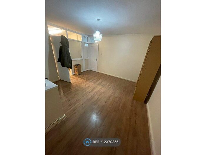 2 Bedroom Flat To Rent In St. Thomas's Square, Hackney, E9