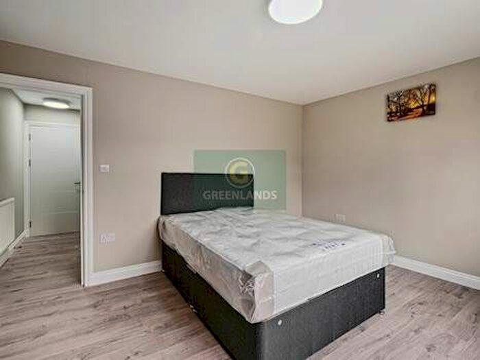 2 Bedroom Flat To Rent In Bethnal Green Road, Bethnal Green, E2