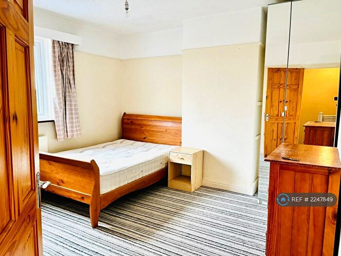 4 Bedroom Semi-Detached House To Rent In Cowley Road, Oxford, OX4